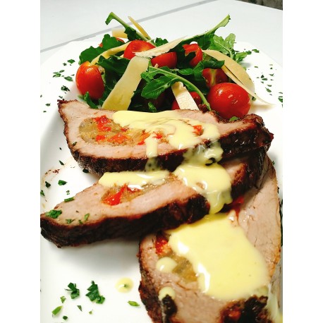 Carne rellena de ricotta y espinaca con salsa de champiñones.